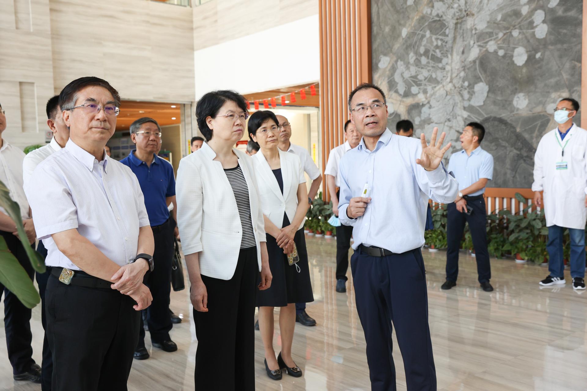 湖北省副省長肖菊華來中國地質(zhì)大學(xué)(武漢)調(diào)研:瞄準(zhǔn)戰(zhàn)略需求優(yōu)化提升科研實力-地大熱能 湖北省副省長肖菊華來中國地質(zhì)大學(xué)(武漢)調(diào)研:瞄準(zhǔn)戰(zhàn)略需求優(yōu)化提升科研實力-地大熱能